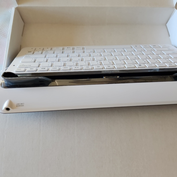 Samsung Galaxy Tab 10.1 Keyboard Dock w/ Bonus Connection Kit/Card Reader - Picture 8 of 9